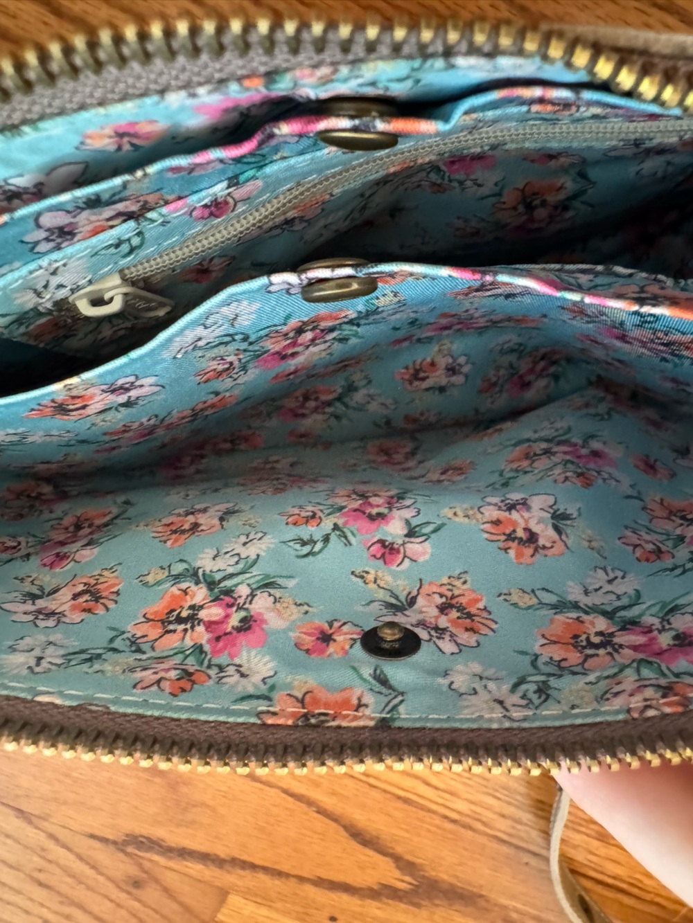 Lyons Leather Seashell Bee Bag with Extended Strap - Picture 6 of 13